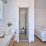 מלון דירות Fyrogenis Palace 4*
